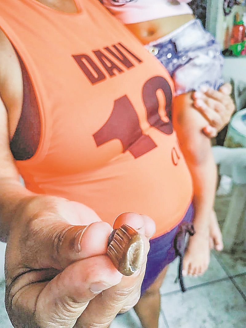 Avó exibe bala que atingiu sua casa (Foto: Kananda Natielly)
