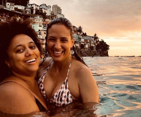 Mônica Benício, viúva de Marielle Franco, vive um relacionamento com a cantora Marina Íris. (Foto: Nay Jinknss/Reprodução Instagram)