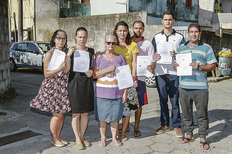 Moradores de Santa Luíza, em Vitória, mostram registros no Disque-Silêncio feitos contra um casa de show no bairro (Foto: Leone Iglesias / AT)