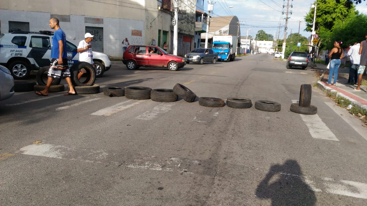 Os manifestantes colocaram pneus na via para bloquear o trânsito no local (Foto: Tereza Colodette)