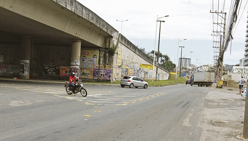 Motorista enfrenta problemas na região do viaduto da BR-262, em frente à Ceasa, em Cariacica (Foto: Kadidja Fernandes / AT)