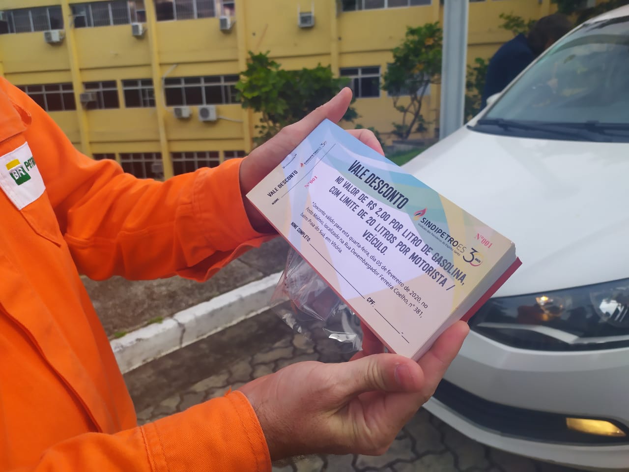 Cupom de desconto entregue para motoristas na sede da Petrobras (Foto: Júlia Afonso)