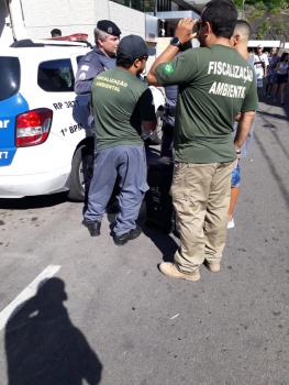 Fiscais da Prefeitura de Vitória e policiais militares participam da fiscalização (Foto: Arquivo PMV)
