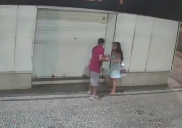 Vítima foi abordada por volta das 22 horas (Foto: Reprodução/ Videomonitoramento)