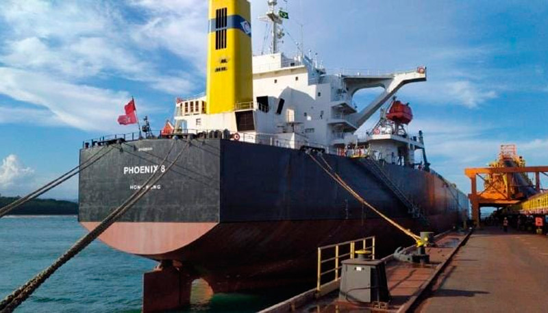 Navio ancorou no porto da Samarco, em Ubu (Foto: Divulgação)