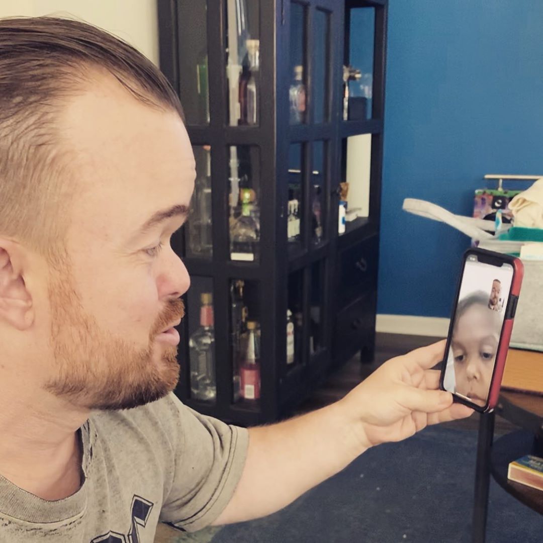 O comediante Brad Williams conversa com o pequeno australiano Quaden Bayles em chamada de vídeo no celular (Foto: Reprodução Instagram)