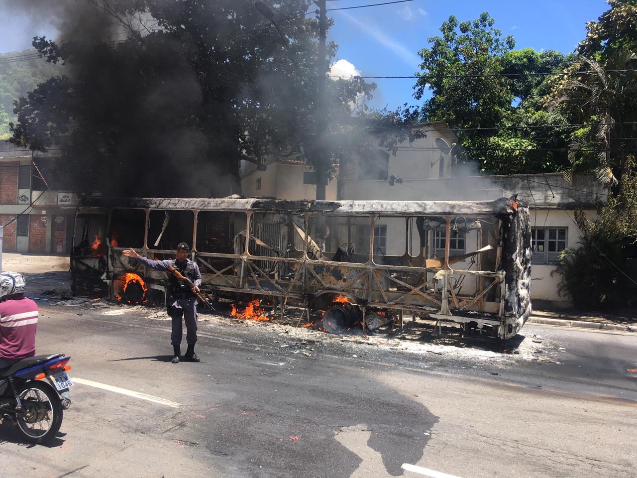 Ônibus do Transcol foi incendiado na avenida Maruípe, em Vitória (Foto: Thiago Sobrinho)