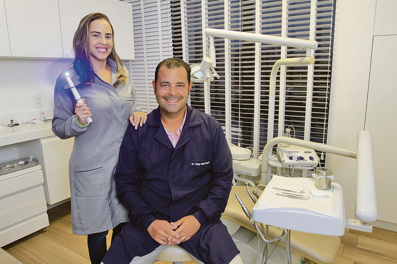 Os dentistas Layssa e Thiago Esposti, que são irmãos, dizem que o plano de saúde facilita o tratamento bucal (Foto: Dayana Souza / AT)