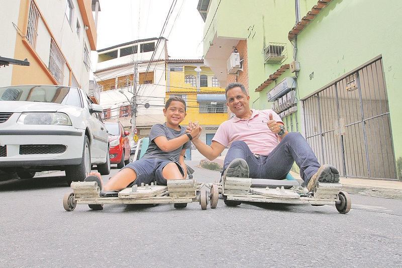 Fabrício Goldernr e o filho Nicolas, de 10 anos. (Foto: Fábio Nunes/AT)