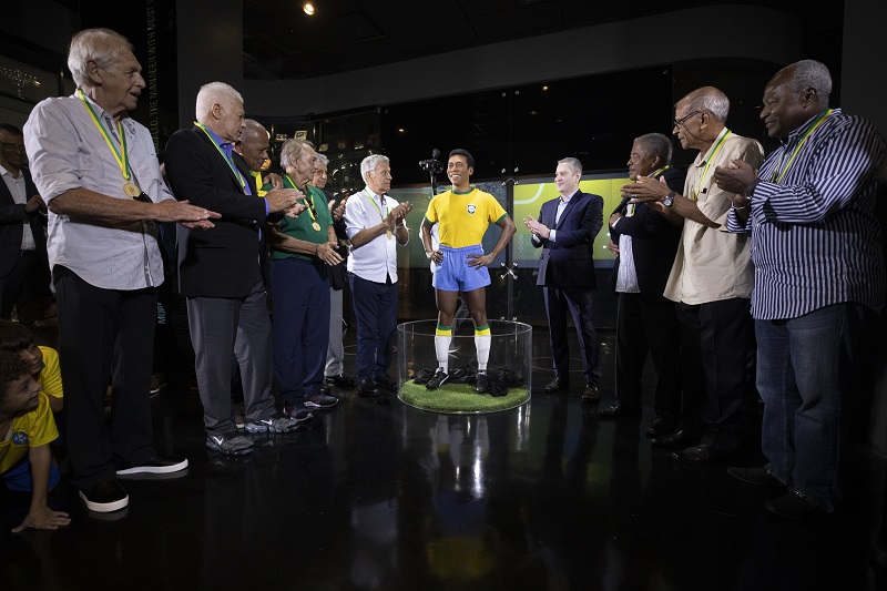 Jogadores da Copa de 70 aplaudem a homenagem ao rei do futebol (Foto: Lucas Figueiredo/CBF)