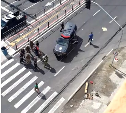 Viaturas da polícia na avenida Leitão da Silva (Foto: Reprodução/ Redes sociais)