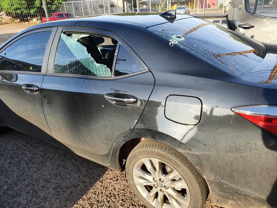 O carro foi alvejado por ao menos cinco tiros (Foto: Reprodução/ Facebook Loester Trutis)