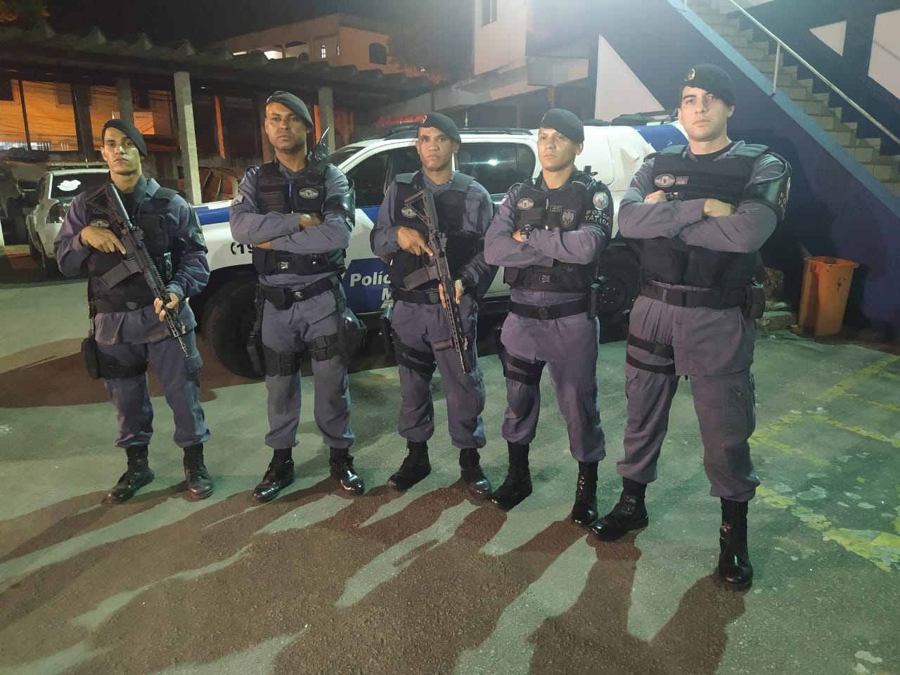 Policiais militares que ajudaram na prisão dos suspeitos (Foto: Divulgação/Vitor Zucolotti)
