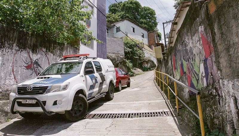 Policiamento no Morro da Piedade: houve reforço de militares nas ruas também do Morro do Moscoso, em Vitória (Foto: Fábio Nunes / AT)