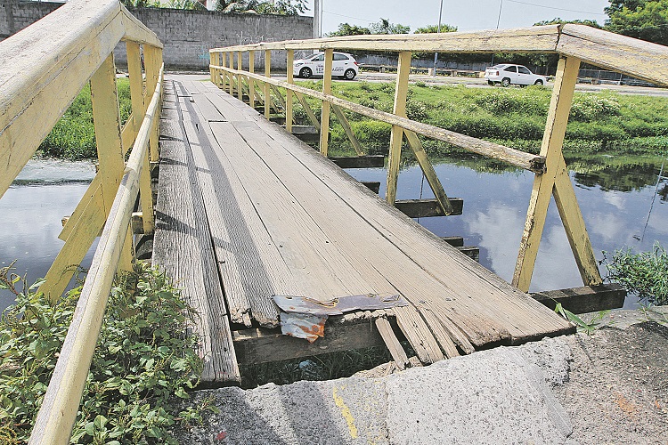 "A ponte que liga o bairro a Araçás tem tábuas soltas e oferece risco a quem passa", disse Hércules Pimentel (Foto: Fábio Nunes/AT)