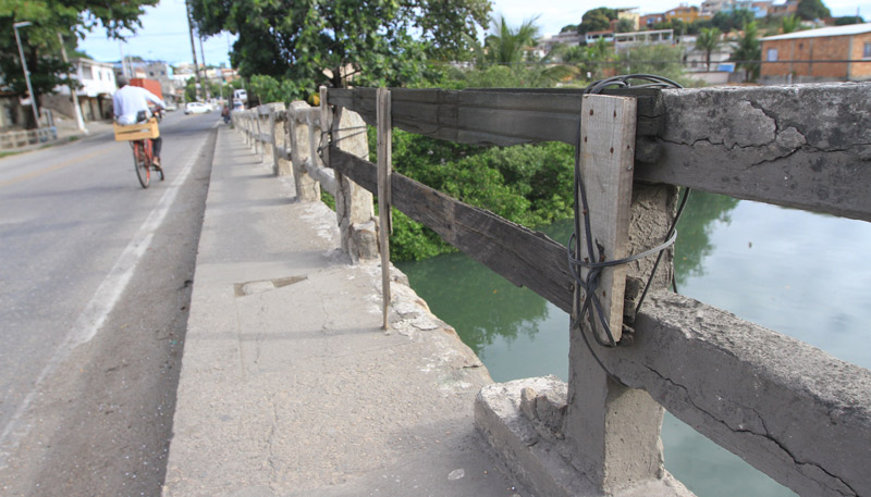 Ponte sobre o Rio Aribiri apresenta estrutura precária (Foto: Dayana Souza / AT)