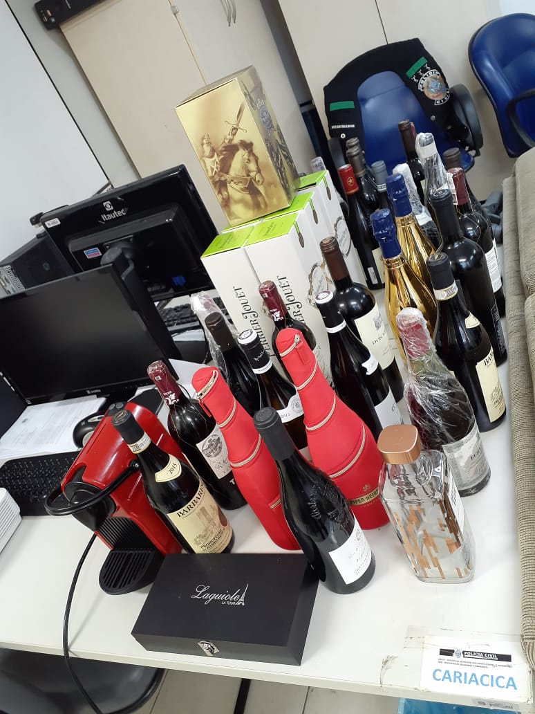 Bebidas e outros produtos importados foram apreendidos na casa do suspeito. (Foto: Divulgação/PCES)