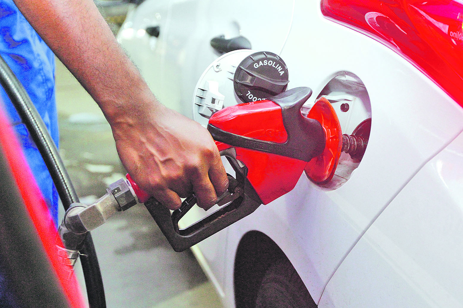 Abastecimento em posto: Petrobras diz que repassa o aumento na cotação do petróleo para seus produtos (Foto: Thiago Coutinho - 16/03/2017)
