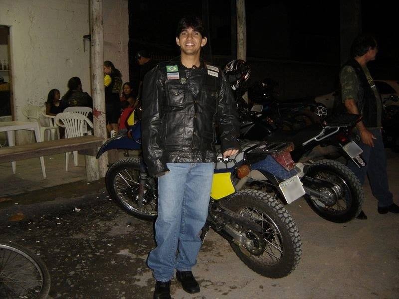 Amaury Lamas, que estava em uma Yamaha XT 600 azul, morreu na hora (Foto: Reprodução/ Facebook)