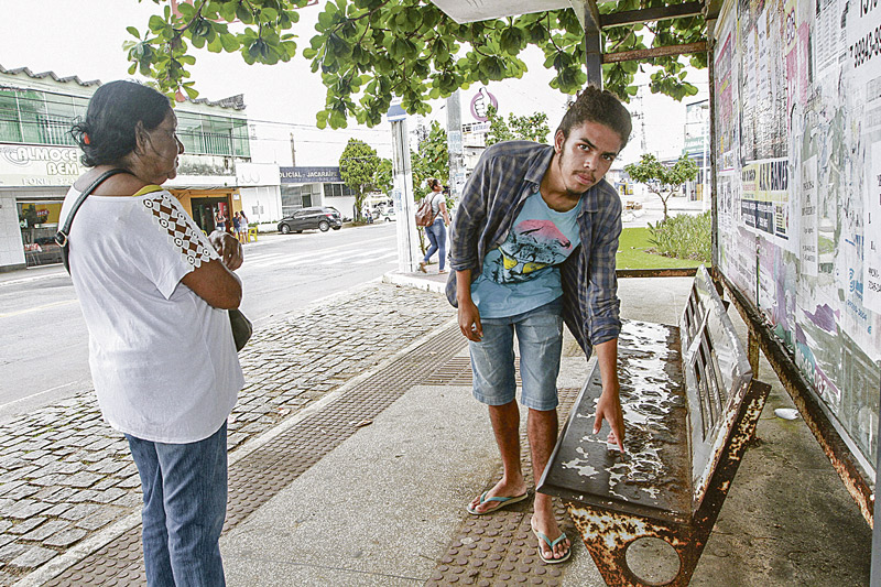 Quando há cobertura, o banco é precário, como mostra Wellington Xavier. (Foto: Leone Iglesias)