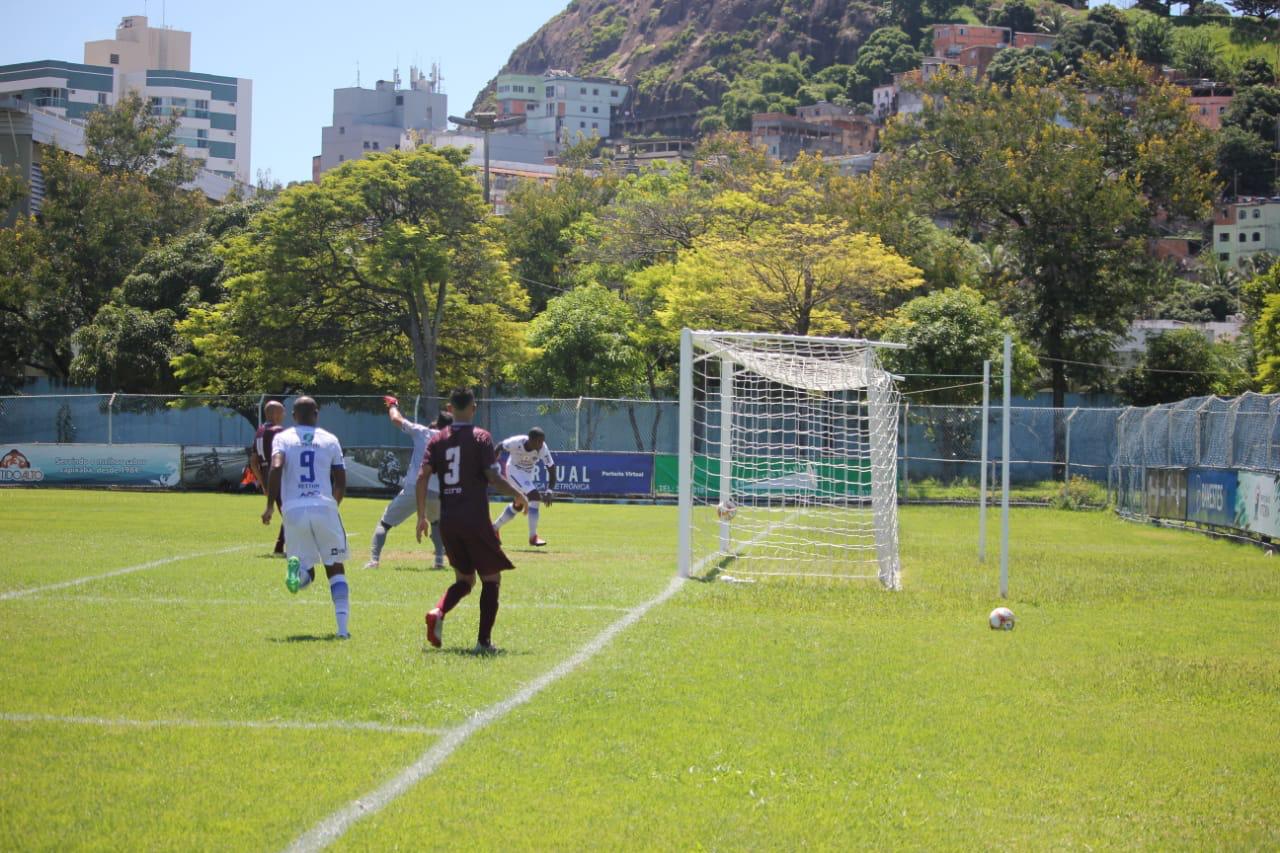 Ramon, de barriga, fez o gol do Vitória no clássico contra a Desportiva (Foto: Vitor Nicchio / Vitória FC)