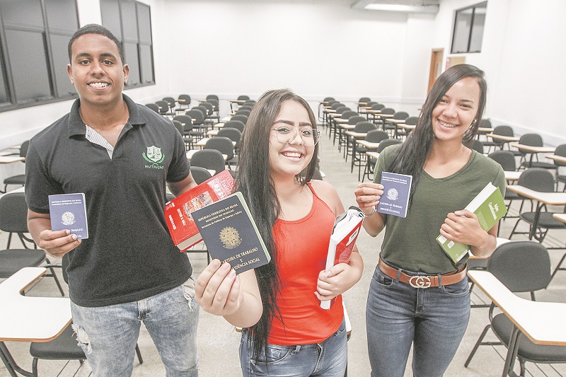 Os estudantes de Nutrição da Multivix, Rafael Silva, 25 anos, e Joyce Carvalho, 22, e pela aluna do curso de Enfermagem, Adriane Ribeiro, 19. (Foto: Kadidja Fernandes/ AT)