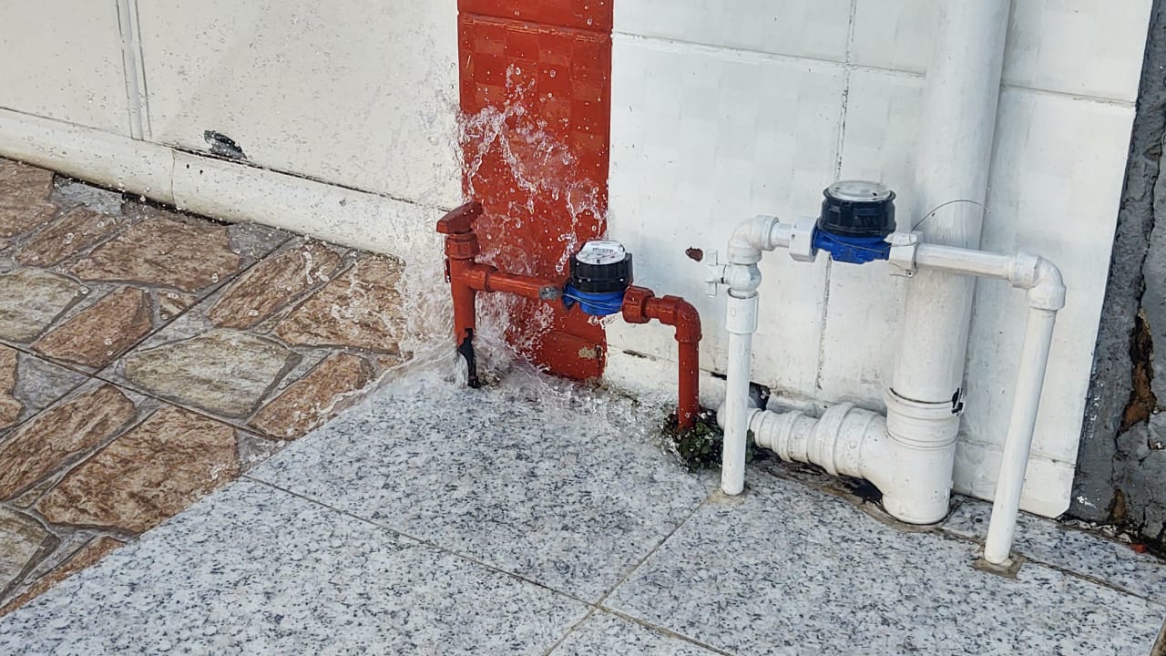 Registro de água foi atingido por disparo (Foto: Taynara Nascimento)