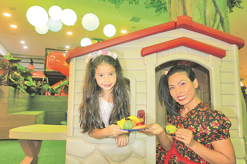 A dona de casa Clayde Rocha, 29, começou a se vestir de boneca para brincar com a pequena Vitória Rocha da Silva, 6 anos (Foto: Kadidja Fernandes/ AT)