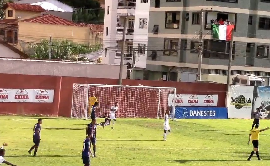 Jogadores do São Mateus comemoram o gol contra do zagueiro Rafael Olioza, aos 46 minutos do segundo tempo (Foto: Reprodução de vídeo)