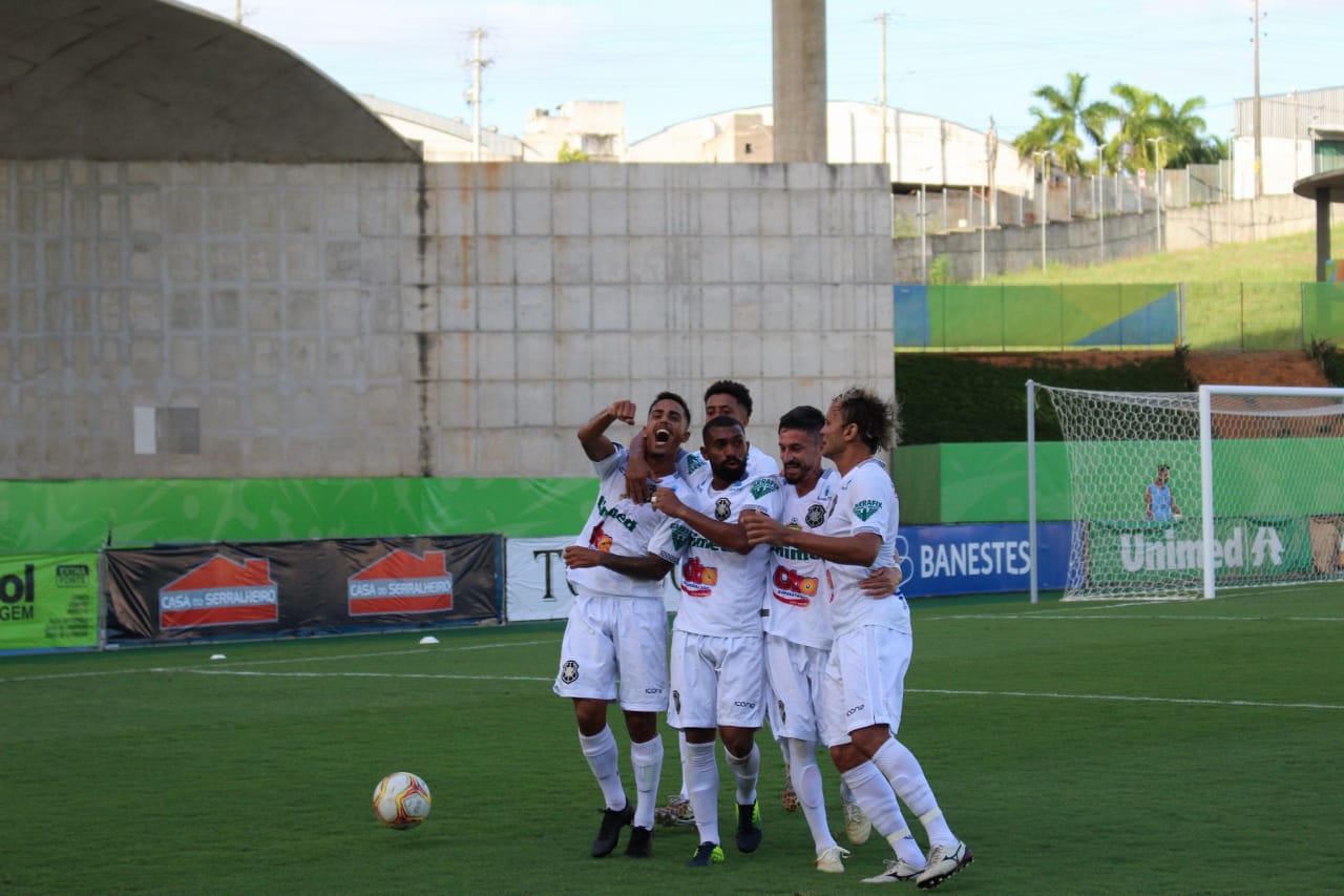 Jogadores comemoram vitória no Kleber Andrade (Foto: Divulgação/ Rio Branco)