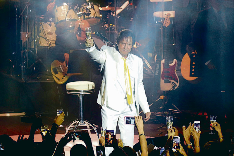 Durante um de seus shows no cruzeiro, Roberto Carlos comemorou com muita champanhe (Foto: AGNews)