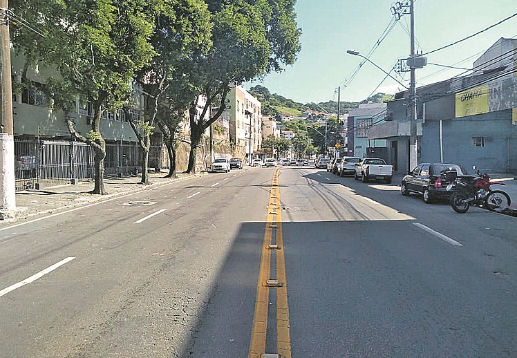 Rua José Cassiano dos Santos, no bairro Fradinhos, em Vitória: motoristas desrespeitam as leis de trânsito (Foto: Fábio Nunes/AT)