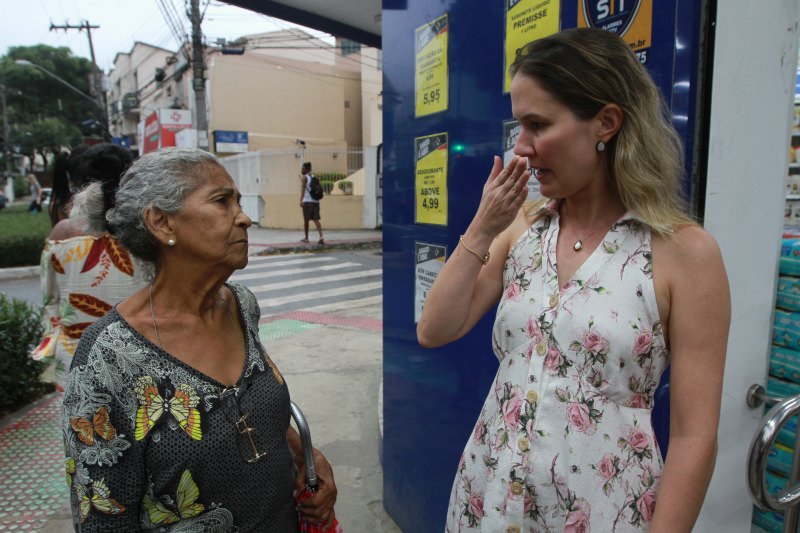 Dona Deleide Alves de Oliveira recebe orientações da infectologista Rúbia Miossi, em Vitória, para evitar uma possível contaminação. (Foto: Kadidja Fernandes/AT)