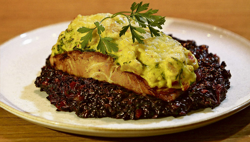 Salmão grelhado e gratinado com creme de camarão e espinafre (Foto: Beto Morais / AT)
