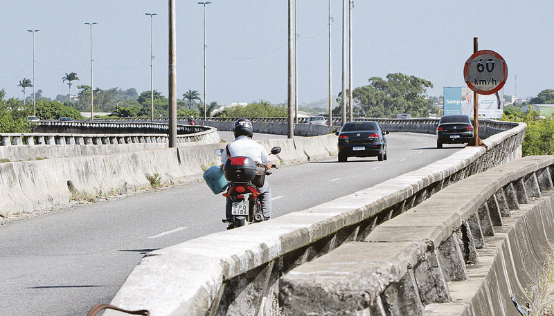 Veículos passam pela Segunda Ponte: obras devem ser finalizadas até outubro, de acordo com previsão do DER-ES (Foto: Leone Iglesias / AT)
