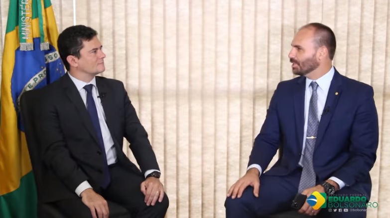 Moro e Eduardo Bolsonaro em estreia do canal (Foto: Reprodução/ YouTube Eduardo Bolsonaro)