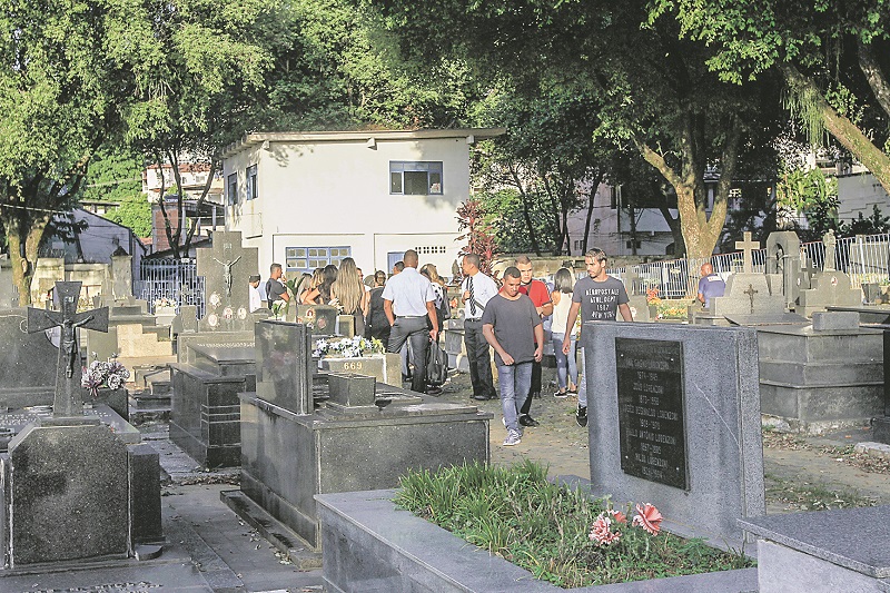 Enterro de Luciano Ferreira de Souza foi realizado no cemitério de Santo Antônio, em Vitória (Foto: Dayana Souza/ AT/ 20/02/2020)