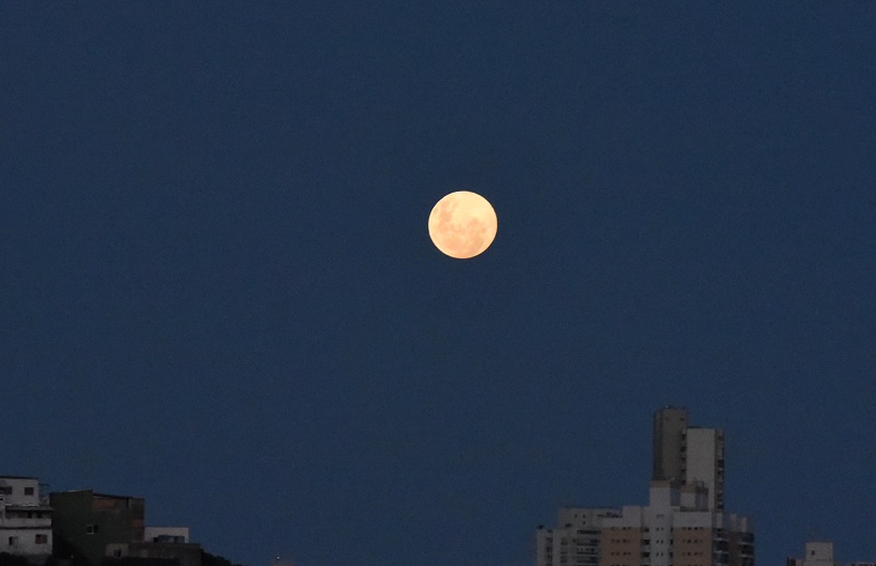 Superlua flagrada em Vitória, em fevereiro do ano passado (Foto: Beto Morais/AT 08/02/2020)