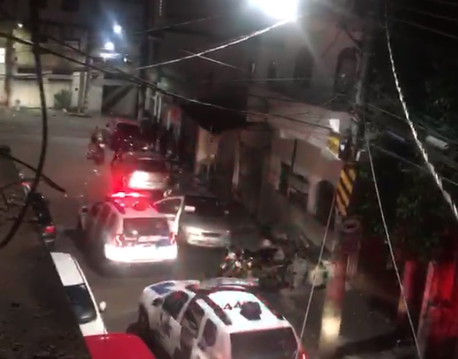 Troca de tiros no Bairro da Penha (Foto: Reprodução vídeo internauta)