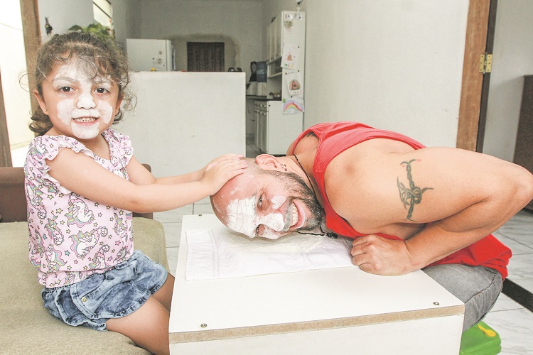 Tonjão e a filha contracenaram vídeo que ganhou o mundo (Foto: Leone Iglesias/AT)