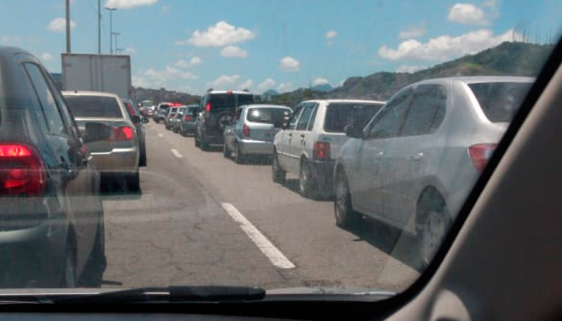 Motoristas enfrentam lentidão do trânsito em Vitória (Foto: Álvaro Teixeira / WhatsApp)