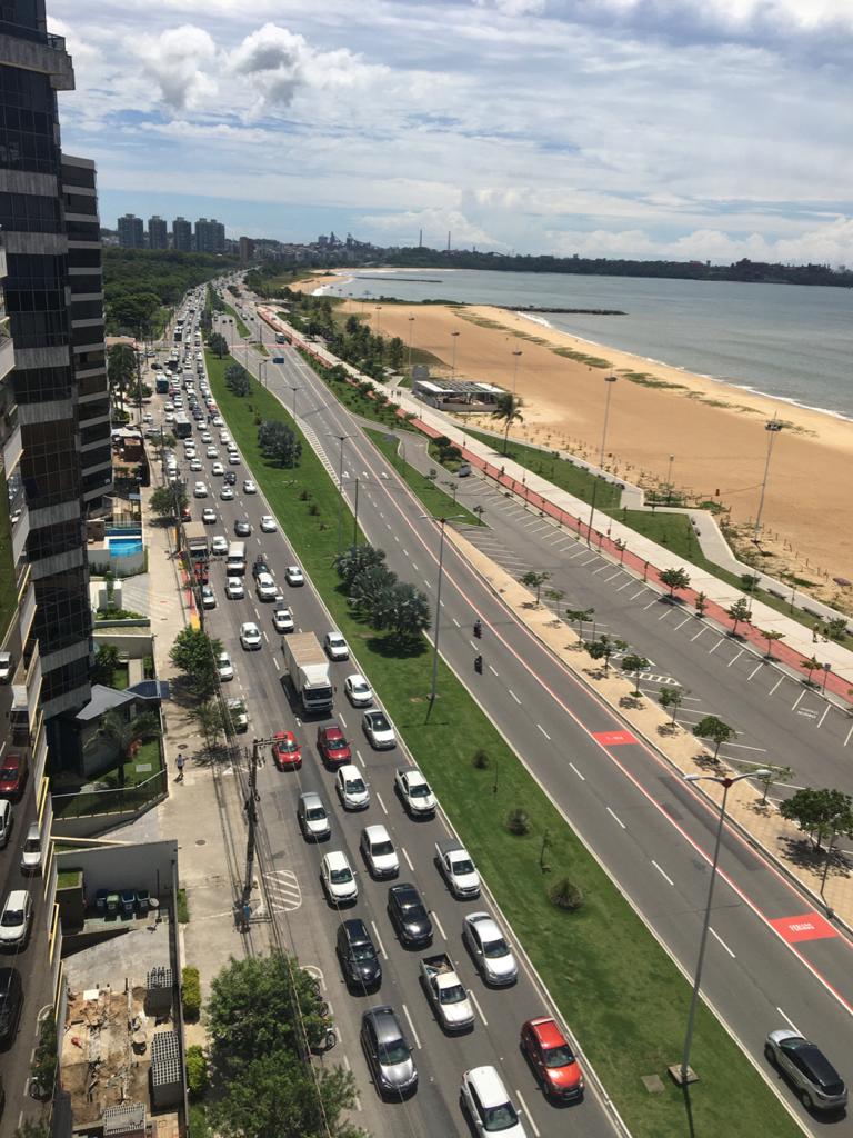 Trânsito lento na avenida Dante Michelini, em Camburi (Foto: Alelvi Carneiro)