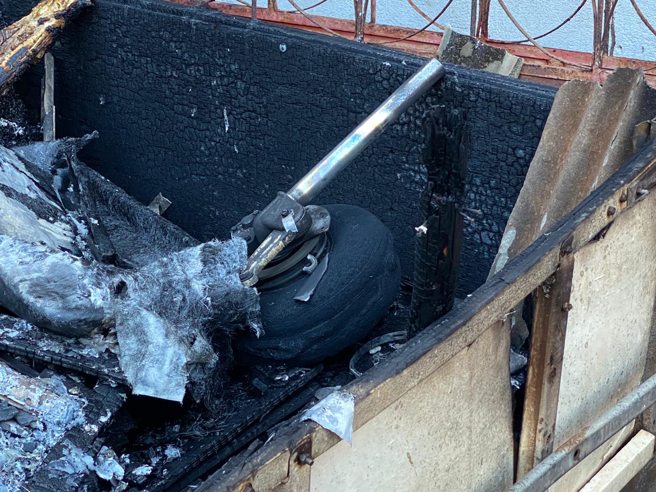 Trem de pouso da aeronave que caiu em Guarapari (Foto: Ascom/CBMES)