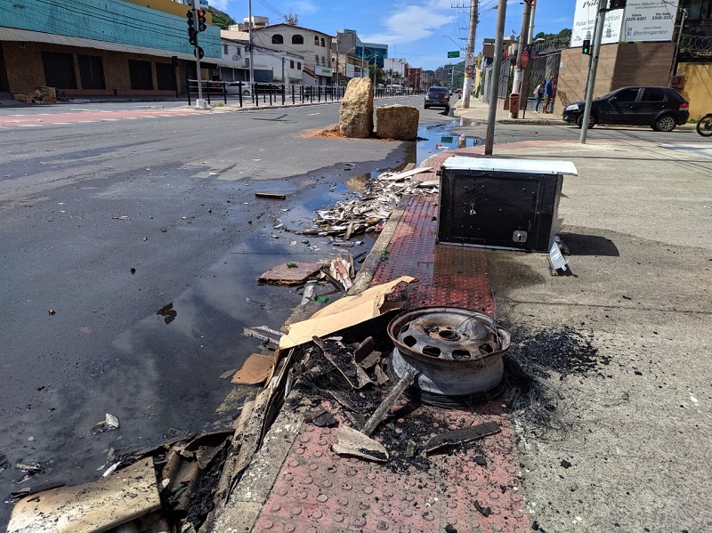 Bandidos incendiaram pneus e fizeram uma barricada para interditar a avenida Leitão da Silva. (Foto: Júlia Afonso)