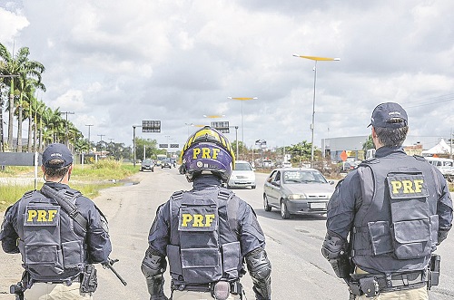 Policiais rodoviários federais, uma das exceções citadas pelo Presidente. Ou seja, a PRF deve abrir chances (Foto: Divulgação)