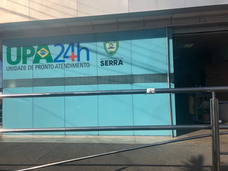 Após ser baleado, o agente foi socorrido por familiares para o UPA de Carapina. (Foto: Mayra Scarpi)