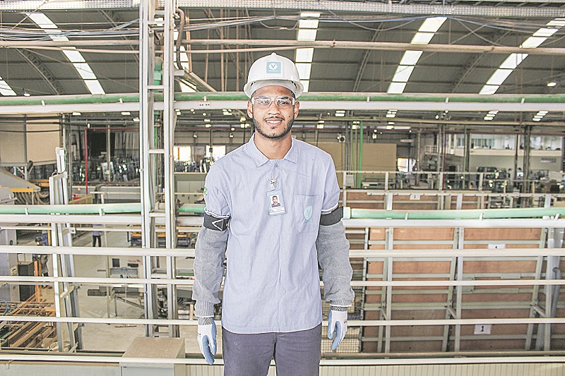 Vanderson de Souza Henrique, de 21 anos, concluiu o curso técnico em Eletrotécnica e foi contratado pela Viminas para trabalhar como carregador conferente. (Foto: Divulgação)