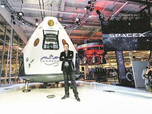 Cápsula está pronta para levar astronautas da Nasa à estação espacial e também deve transportar turistas (Foto: Divulgação)