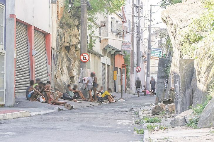 Dependentes químicos usam drogas durante o dia na Vila Rubim, em Vitória: problema é comum em várias cidades (Foto: Fábio Nunes/ AT)