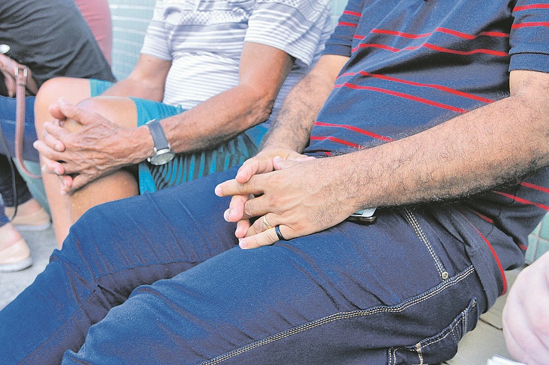 Filho da idosa acompanhou a mãe no hospital: “Ela foi atingida por vários golpes, no braço e na cabeça. Teve de colocar alguns pinos no braço. Agora é esperar que tudo fique bem” (Foto: Fábio Nunes/ AT)